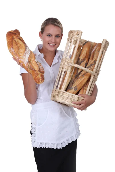 Eine Bäckerin zeigt ihr Brot — Stockfoto