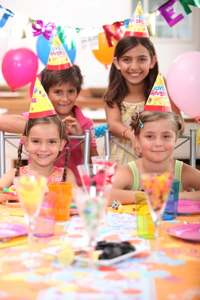 Kinder bei Geburtstagsparty — Stockfoto