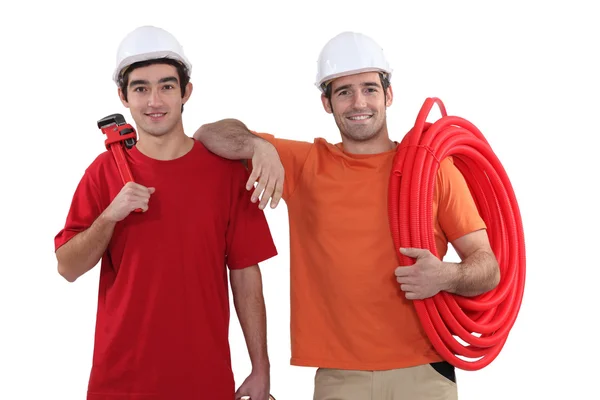 Twee loodgieters ongeveer aan de slag — Stockfoto