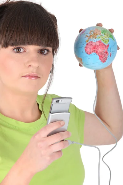Подросток с мобильным телефоном и глобусом — стоковое фото