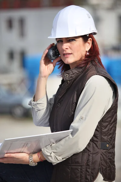 Gerente de sitio femenino usando la radio para comunicarse — Foto de Stock