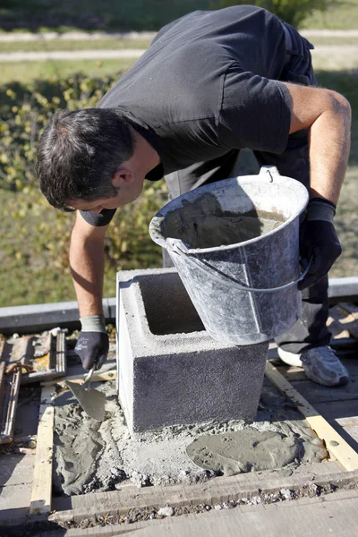 Murarz praca na budowie fundamentów — Zdjęcie stockowe