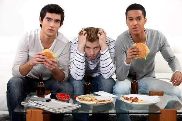 Pojkar äta hamburgare — Stockfoto