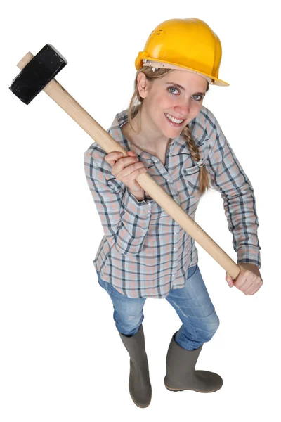 Craftswoman houdt een hamer — Stockfoto