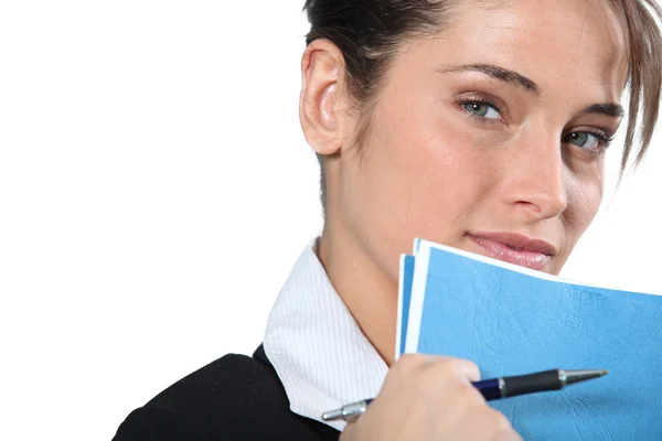 Affärskvinna håller blå mapp nära ansikte — Stockfoto