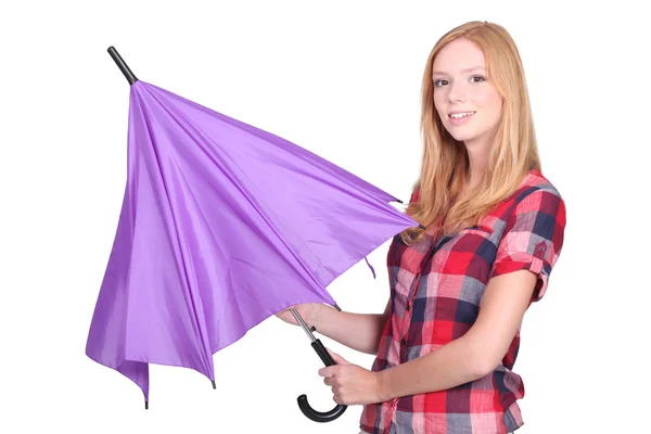 Νεαρή γυναίκα άνοιγμα μια μωβ ομπρέλα — Φωτογραφία Αρχείου