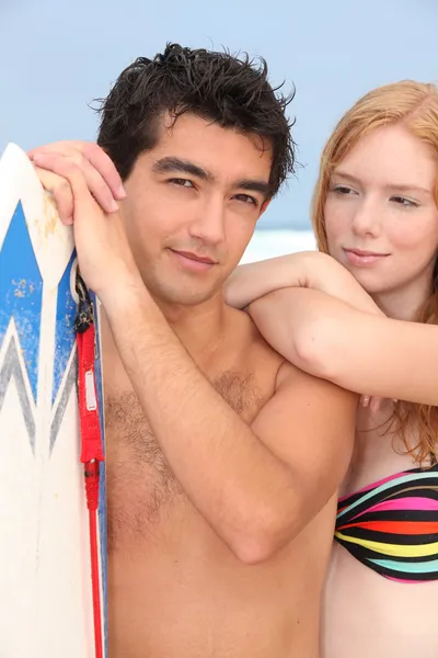 젊은 남자와 서핑 보드와 함께 빨간 머리 — 스톡 사진
