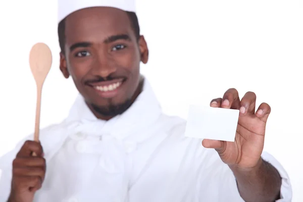 Chef segurando um cartão comercial em branco — Fotografia de Stock