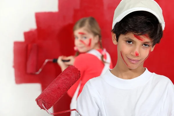 Niños pintando una habitación roja —  Fotos de Stock