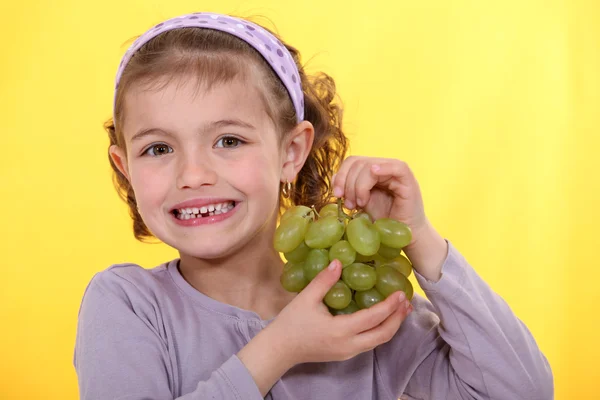 Chica con racimo de uvas — Foto de Stock