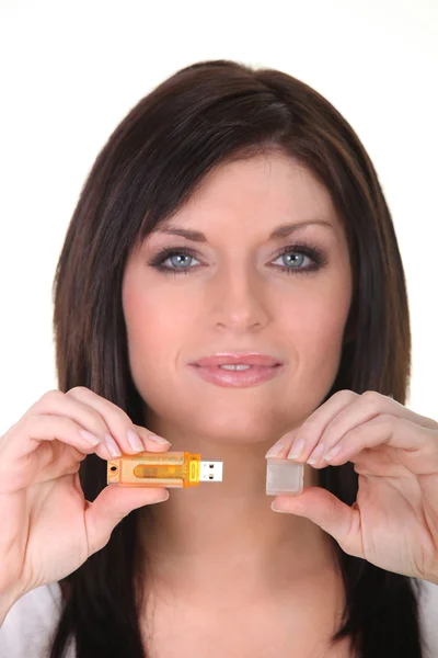 Retrato de uma mulher com um pendrive USB — Fotografia de Stock