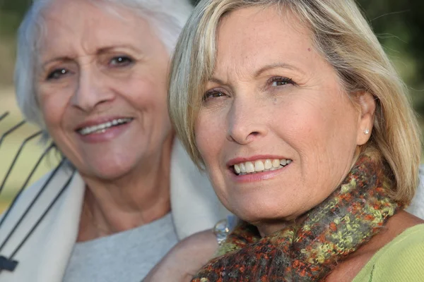 Two elderly ladies sat in the garden together — Stock Photo, Image