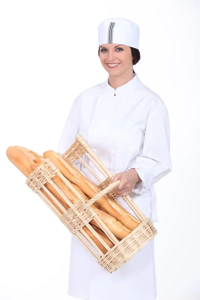 Bakkerij werknemer met brood vers persen — Stockfoto