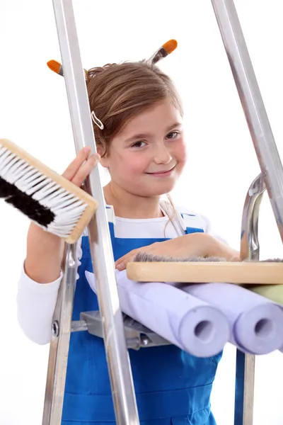 Meisje met stap ladder en behang — Stockfoto