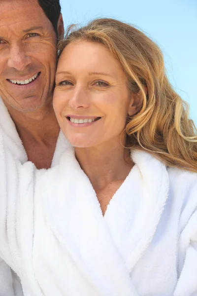 Par på semester bär badrockar — Stockfoto
