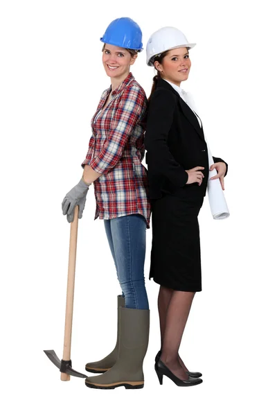 Hantverkerska och affärskvinna stå rygg mot rygg — Stockfoto