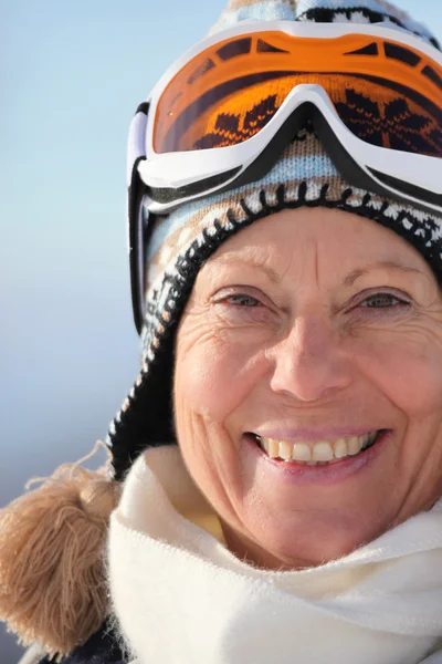 Зрелая женщина в модной лыжной шляпе и маске — стоковое фото