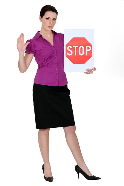 Mujer inteligente con una señal de stop — Foto de Stock