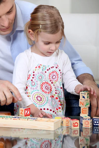 Padre e figlia che giocano con i mattoni — Foto Stock
