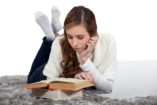 Dziewczyna czytanie w pozycji leżącej — Zdjęcie stockowe