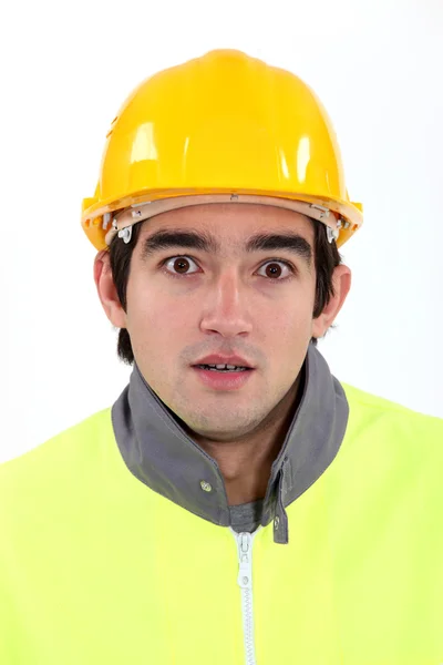 Joven constructor con mirada de shock en su cara —  Fotos de Stock