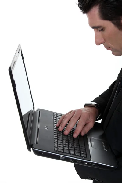 Ofis işçi holding laptop — Stok fotoğraf