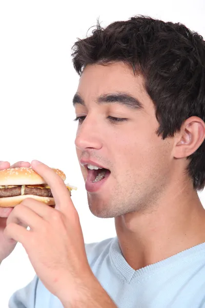 ハンバーガーを食べる少年 — ストック写真