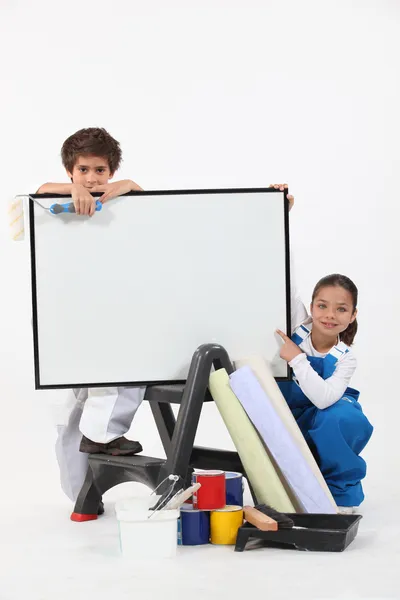 Dos niños fingiendo estar decorando —  Fotos de Stock