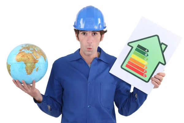 Man met energie rating poster en globe — Stockfoto
