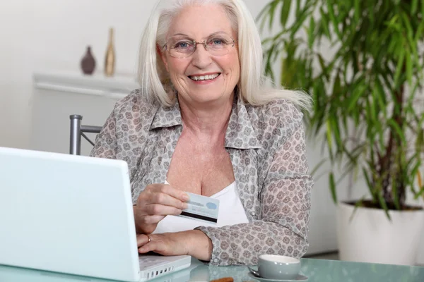 Seniorin bezahlt online — Stockfoto
