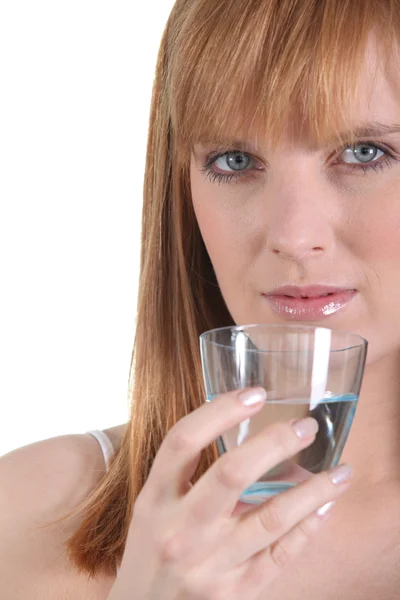 Woman trying to stay hydrated — Stock Photo, Image