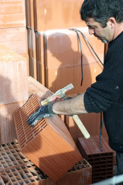Maçon artisan nettoyage briques — Photo