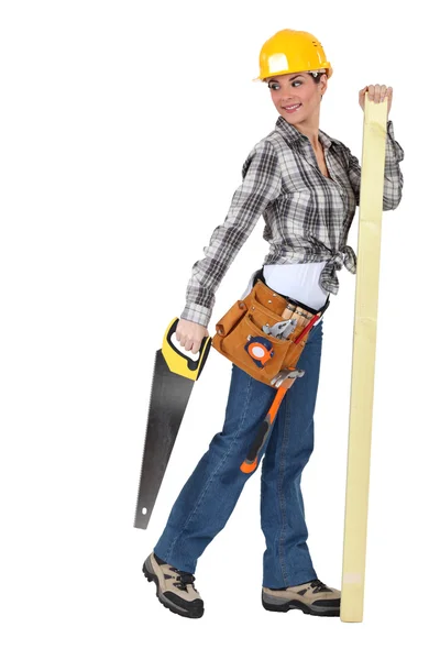 Uma carpinteiro fêmea com uma serra manual . — Fotografia de Stock
