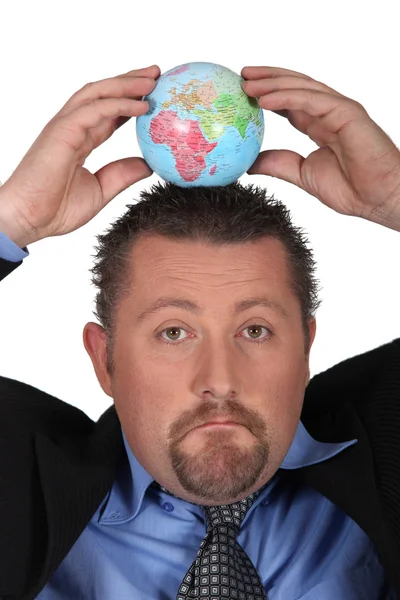 Muž uvedení zeměkoule na hlavě — Stock fotografie