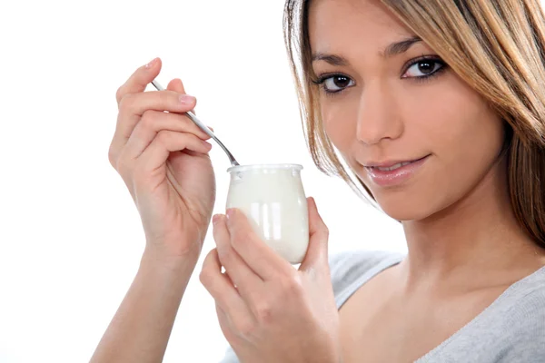 Donna che mangia yogurt — Foto Stock