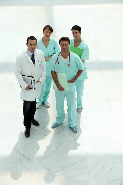 Medical team looking up — Stock Photo, Image