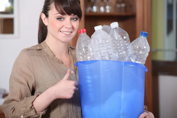Jeune femme recyclant des bouteilles en plastique — Photo