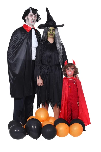 Família celebrando Halloween — Fotografia de Stock