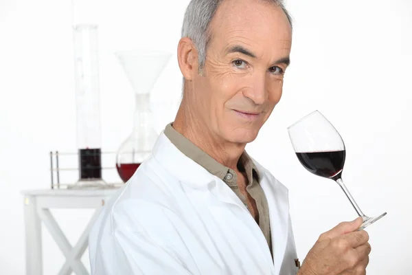 Enologo che analizza un vino — Foto Stock