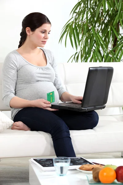 Femme enceinte effectuant un paiement en ligne — Photo