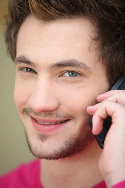 Close-up van de mens met behulp van zijn mobiele telefoon — Stockfoto