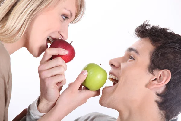 Couple eating apples — Stock Photo, Image