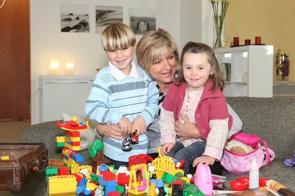 Szczęśliwa babcia gra LEGO z wnukami — Zdjęcie stockowe