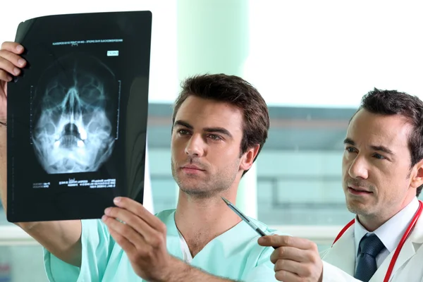 Lékaři vyšetřují rentgen — Stock fotografie