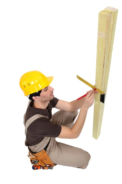 Um carpinteiro a tomar medidas . — Fotografia de Stock
