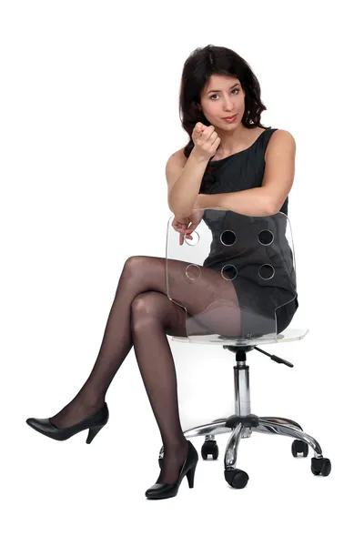 Prachtige brunette zat op stoel — Stockfoto