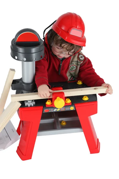 Menino brincando com brinquedo de carpintaria — Fotografia de Stock