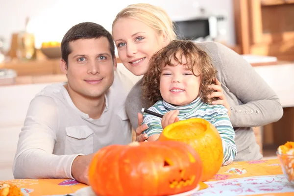 Family carving a pumpkin together — Stock Photo, Image