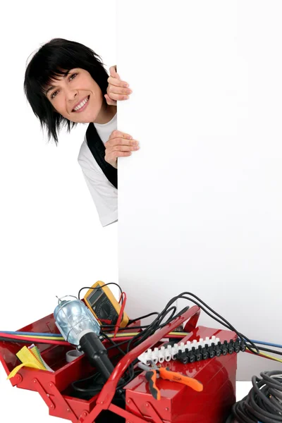 Eletricista feminino ficou com placa de publicidade — Fotografia de Stock