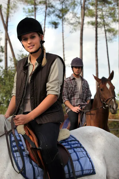 Couple équitation chevaux ensemble — Photo